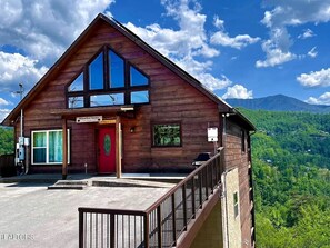 Exterior - Impressive Cabin with Pool Table and Hot-Tub in Gatlinburg, Tennessee (Gatlinburg)