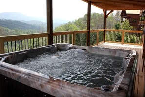 Outdoor spa tub - Impressive Cabin with Pool Table and Hot-Tub in Gatlinburg, Tennessee (Gatlinburg)