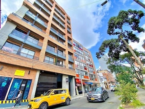 A multi-story building with a modern design, featuring balconies and large windows. - A beautiful and very well-located loft with a private balcony—the perfect place for you in Bogotá! (Bogotá)