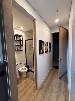 Shower, towels, toilet paper - A beautiful and very well-located loft with a private balcony—the perfect place for you in Bogotá! (Bogotá)