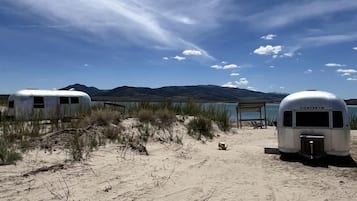 Vlak bij het strand, zeilen, kajakken, vissen