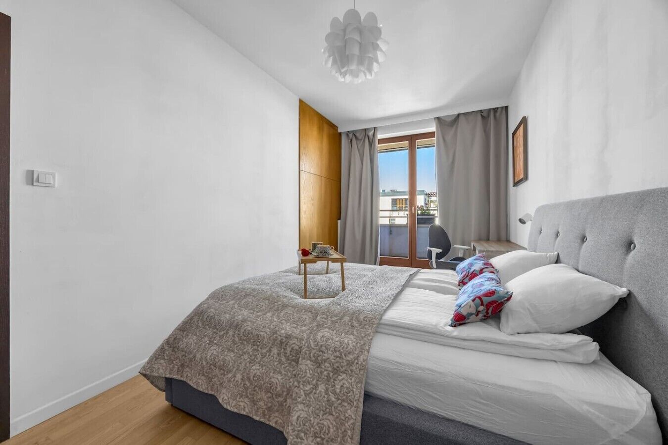 Desk, iron/ironing board, WiFi, bed sheets
