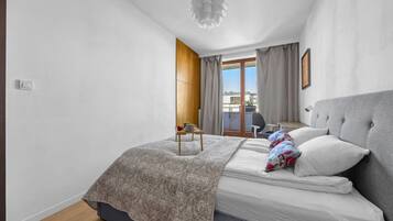 Desk, iron/ironing board, WiFi, bed sheets