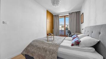 Desk, iron/ironing board, WiFi, bed sheets