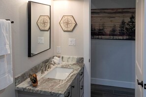 Towels, soap, shampoo, toilet paper - Pet-Friendly Waterfront Cabin with Loft Interior in Livingston, Texas (Livingston)