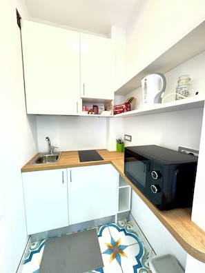 Departamento Confort, balcón, vista a la bahía | Cocina privada | Refrigerador con congelador, microondas, horno y parrilla de estufa 