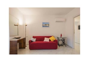 Departamento familiar, balcón, vista a la ciudad | Área de sala de estar | Smart TV de 30 pulgadas con canales vía satélite y juguetes 