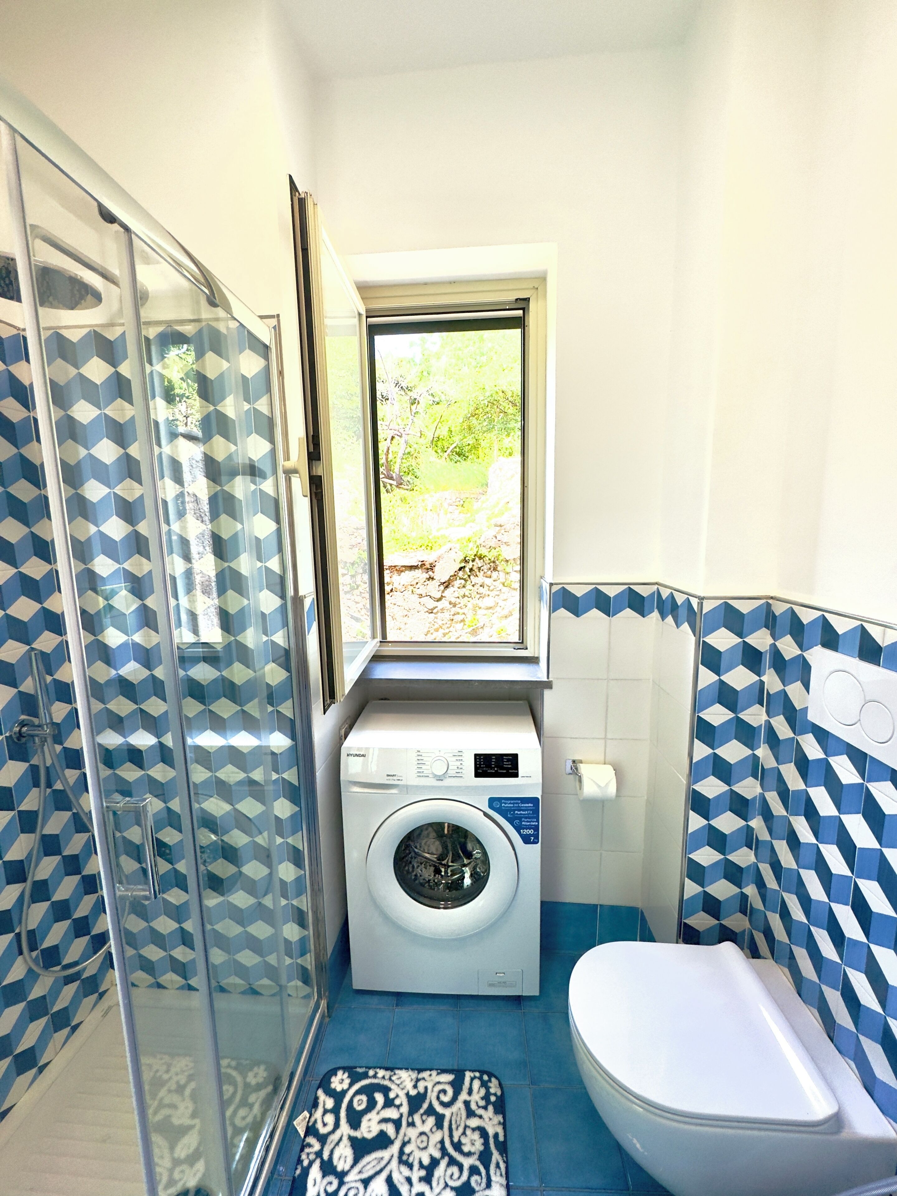 Comfort Apartment, Balcony, Bay View | Bathroom | Hair dryer, towels, soap, shampoo