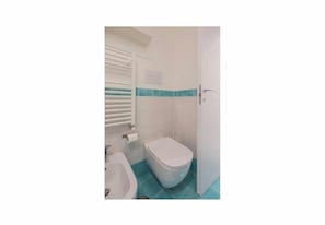 Departamento familiar, balcón, vista a la ciudad | Baño | Secadora de cabello, toallas, jabón, shampoo 