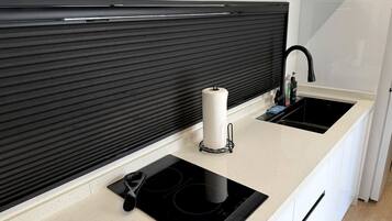 Coffee/tea maker, fridge, oven, stovetop