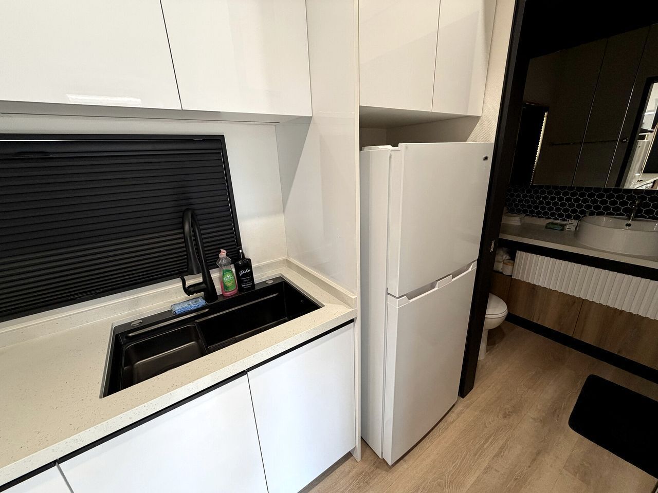 Cafetera/tetera, refrigerador, horno, placa de cocina