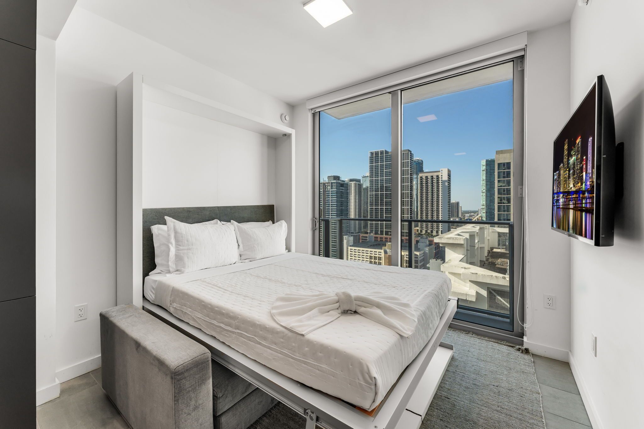 Appartement, 1 chambre, cuisine, vue sur la ville | Espace de travail pour ordinateurs portables, rideaux d’obscurcissement