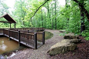 Property grounds - Romantic Cabin Getaway for Two with Hot Tub, Pond & Western Charm in Beavers Bend (Broken Bow)