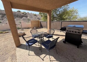 Outdoor dining - Cozy 2-bedroom house in Bullhead City with AC (Bullhead City)