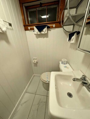 Handtücher, Seife, Shampoo, Toilettenpapier