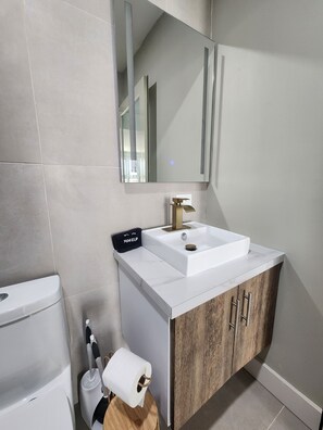 Haartrockner, Handtücher, Seife, Toilettenpapier