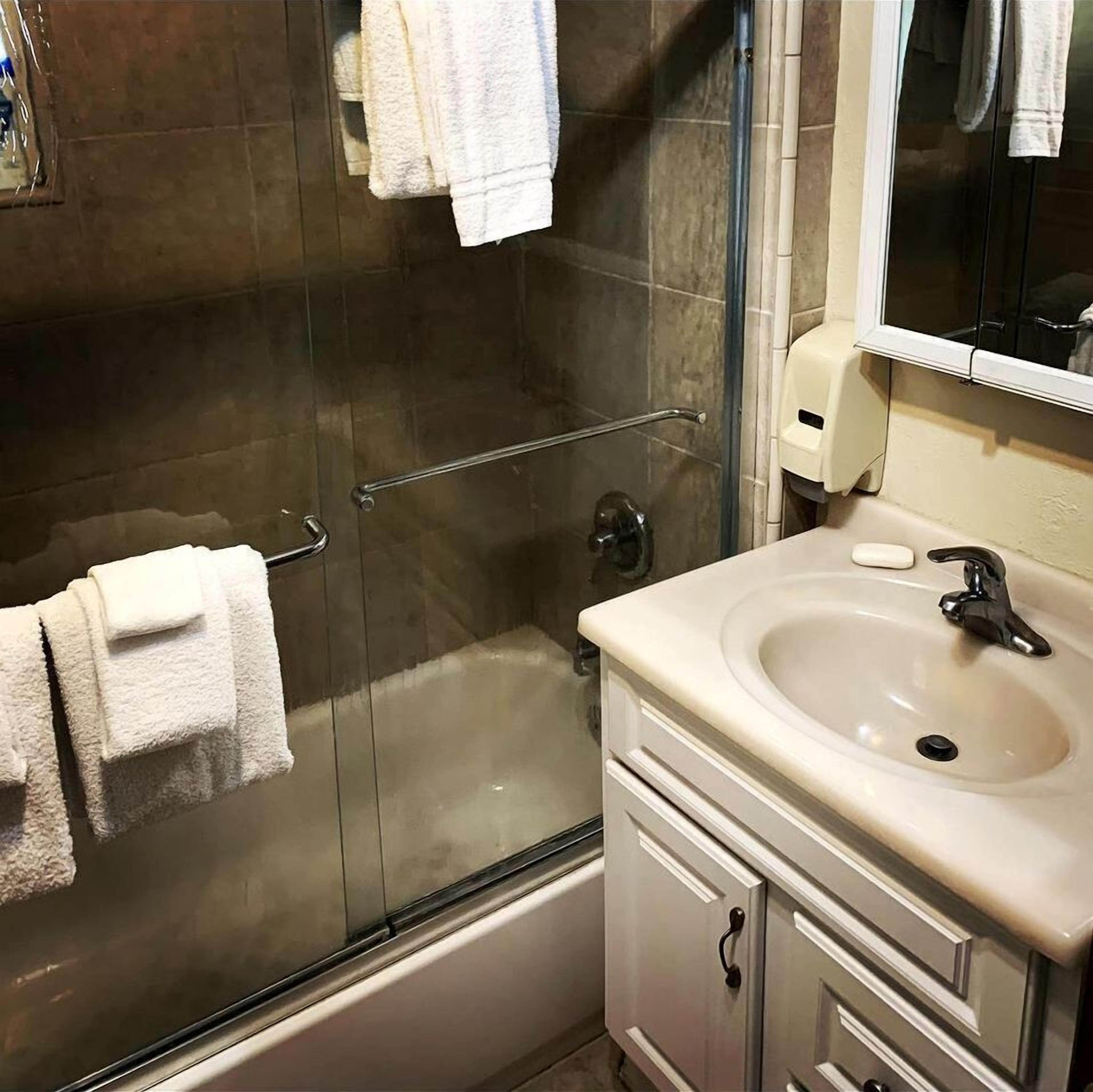 Jetted tub, toilet paper