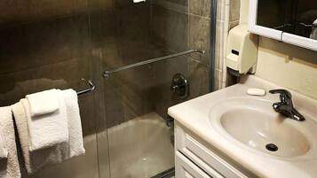 Jetted tub, toilet paper