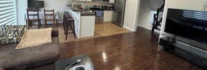 Smart TV - Cozy & Modern Furnished Private House Hosted by a SuperHost! (Richmond Hill)