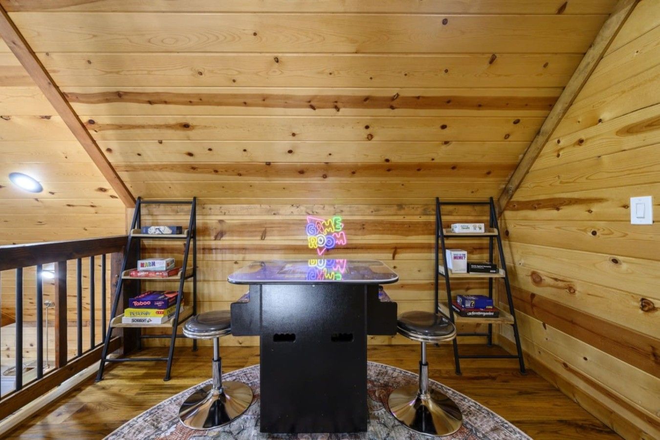 Un interior de madera con una mesa central y dos sillas, rodeado de estanterías con diversos objetos.