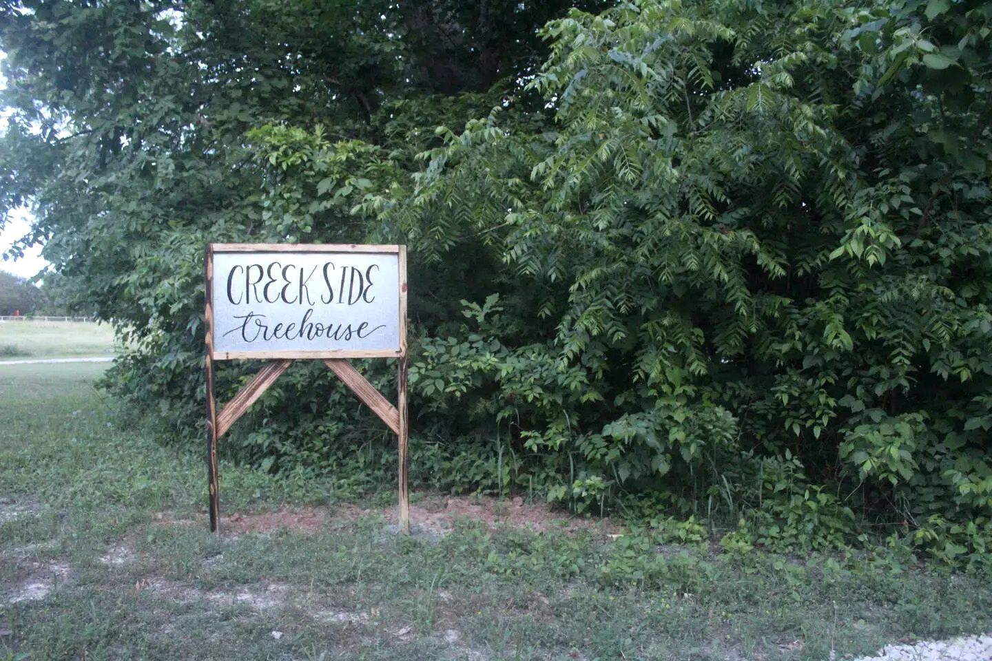 Un panneau indiquant l’emplacement de la cabane dans les arbres de Creekside.