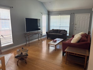Living area - Cozy 2 bedroom house with AC and all the basics in peaceful Southaven, Miss. (Southaven)