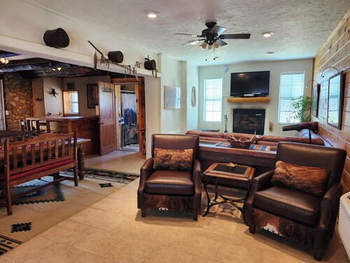 Private Mountain Estate Lodge, Guest Suites & Bunkhouse