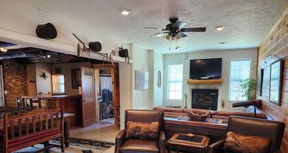 Private Mountain Estate Lodge, Guest Suites & Bunkhouse