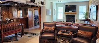 Private Mountain Estate Lodge, Guest Suites & Bunkhouse