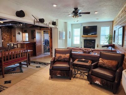 Private Mountain Estate Lodge, Guest Suites & Bunkhouse