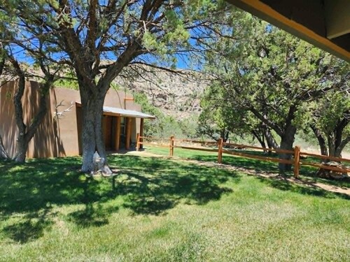 Private Mountain Estate Lodge, Guest Suites & Bunkhouse