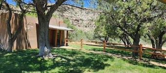 Private Mountain Estate Lodge, Guest Suites & Bunkhouse