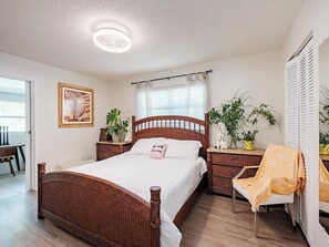 Room - Beautiful 3-bedroom cottage near water in peaceful Naples. Sleeps ten people (Naples)