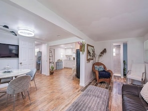 Living area - Beautiful 3-bedroom cottage near water in peaceful Naples. Sleeps ten people (Naples)
