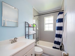 Bathroom - Beautiful 3-bedroom cottage near water in peaceful Naples. Sleeps ten people (Naples)