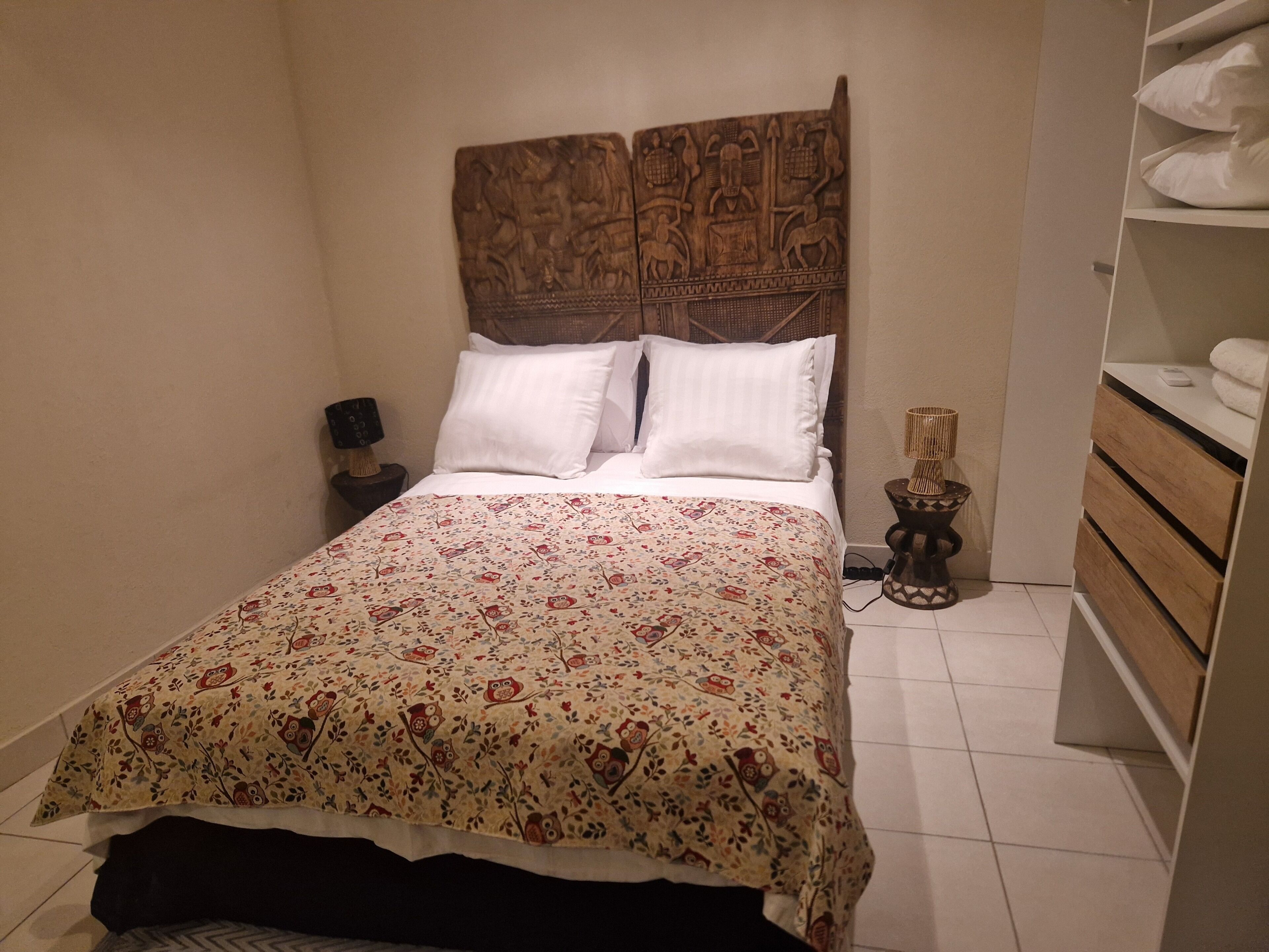1 habitación, tabla de planchar con plancha, wifi gratis y ropa de cama 