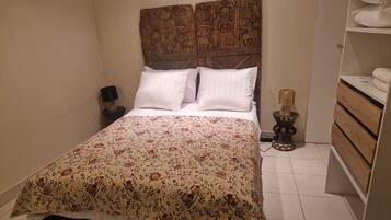 1 habitación, tabla de planchar con plancha, wifi gratis y ropa de cama