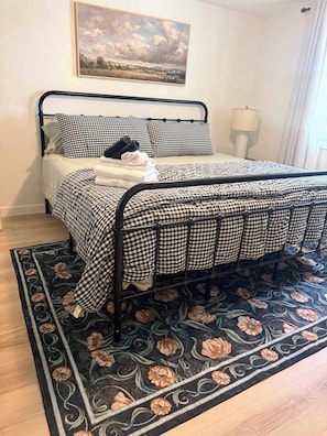 Desk, iron/ironing board, WiFi, bed sheets