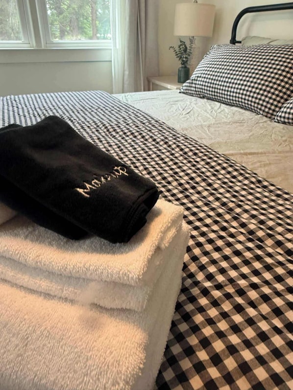 Desk, iron/ironing board, WiFi, bed sheets