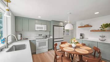 Coffee/tea maker, fridge, microwave, oven