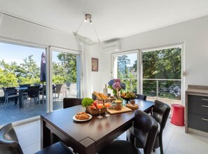 别墅 (Three Bedroom Villa with Sea View) | 餐厅