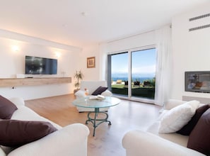 Villa (Three Bedroom Villa with Sea View) | Living room | 32-inch flat-screen TV with satellite channels - Villa Bella Sol (Lovran)