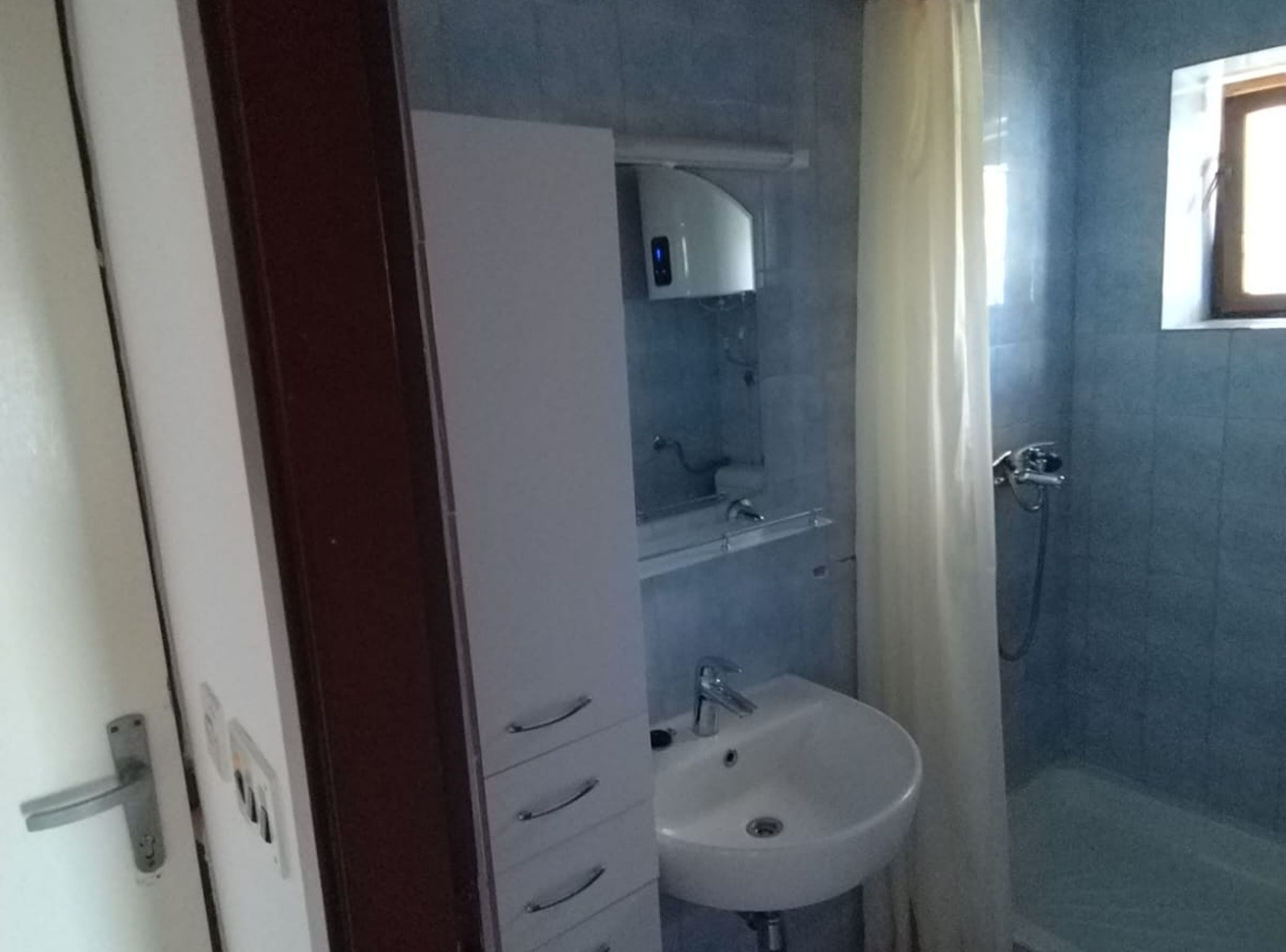 Zweibettzimmer (Twin Room with Sea View) | Badezimmer | Dusche, Handtücher