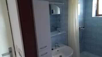 Zweibettzimmer (Twin Room with Sea View) | Badezimmer | Dusche, Handtücher