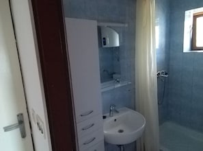 ห้องทวิน (Twin Room with Sea View) | ห้องน้ำ