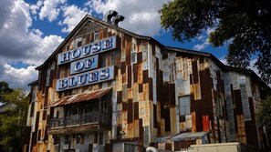 Un bâtiment sur lequel on peut lire l’inscription « HOUSE OF BLUES » et qui possède un balcon.