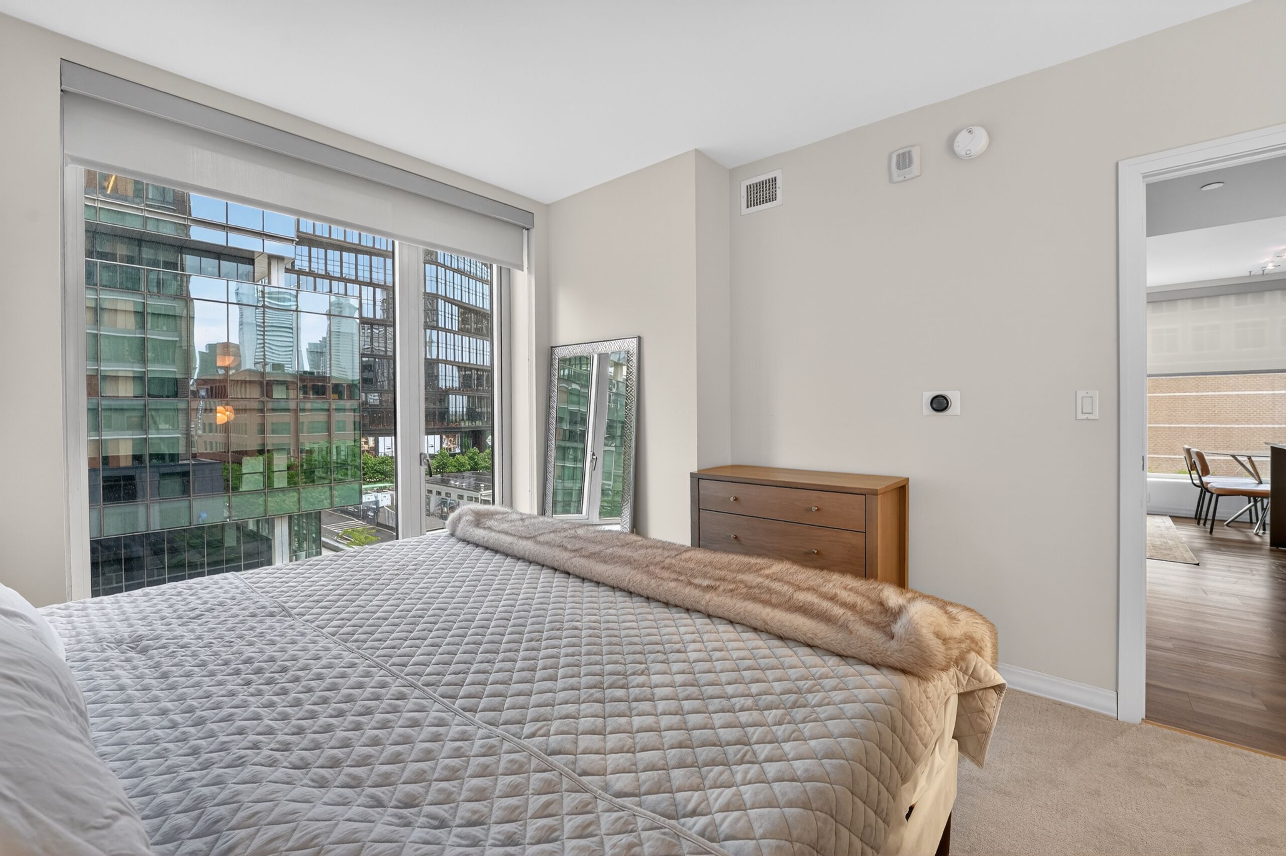 3 habitaciones, tabla de planchar con plancha, wifi y ropa de cama 