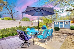 Outdoor dining - 3BR Near Hospitals & UofA w/ Workspace (Tucson)