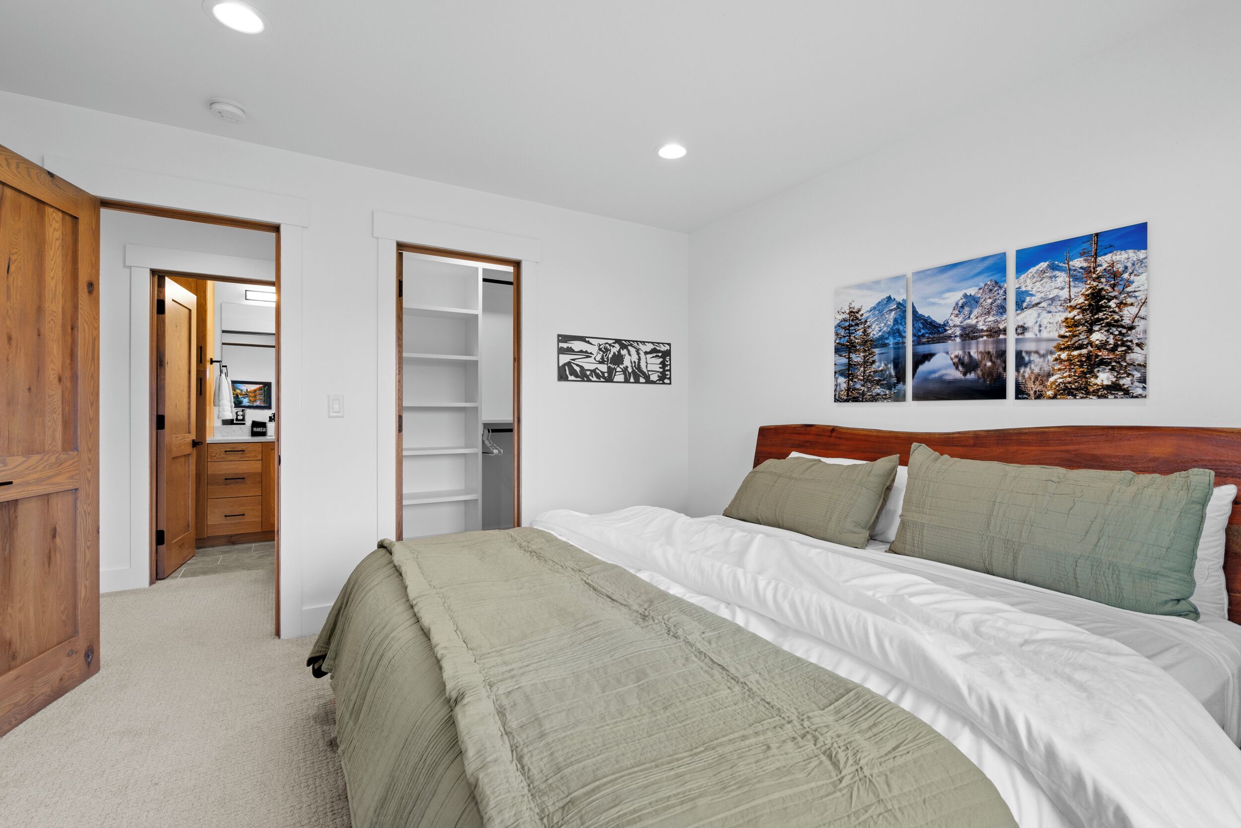 Une chambre à coucher comprenant un lit, une armoire et une étagère.