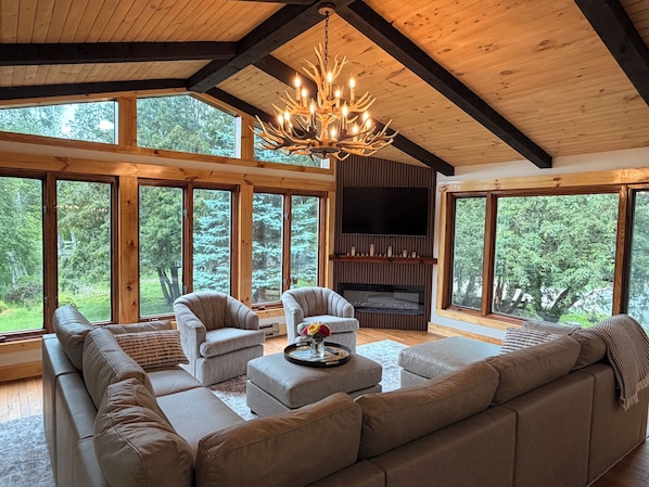 Smart TV, chimenea, futbolito y tenis de mesa